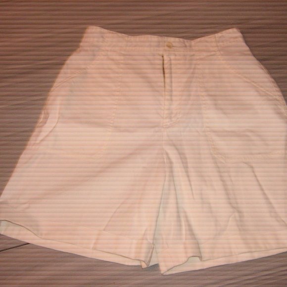 Liz Claiborne Ladies White Shorts $5.00 AS AN ADD ON - Picture 1 of 2